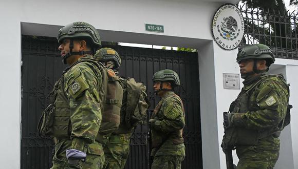 Soldados hacen guardia frente a la embajada de México en Quito el 5 de abril de 2024. (Foto de Rodrigo BUENDIA / AFP)
