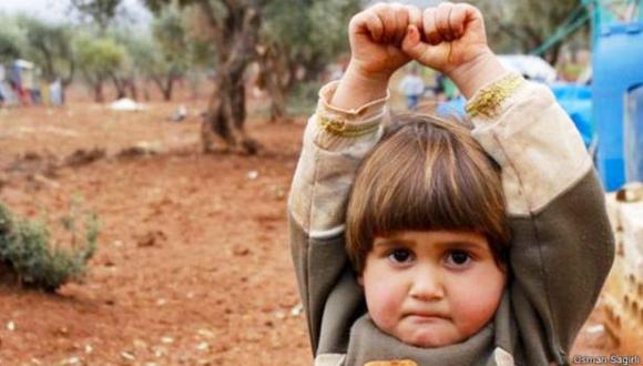 La verdad sobre la imagen viral de la niña siria que se rindió