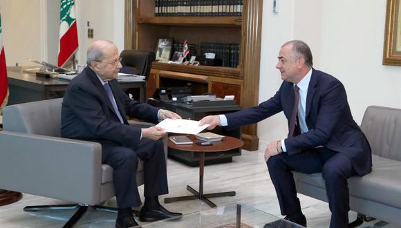 El presidente libanés Michel Aoun (izquierda) recibiendo el último borrador de una propuesta mediada por Estados Unidos para demarcar la frontera marítima del Líbano con Israel. (Foto de EFE/EPA/DALATI NOHRA)