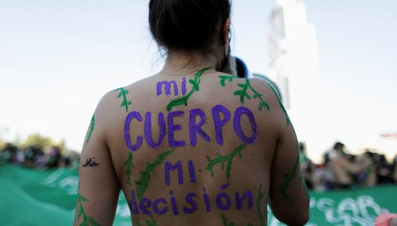 Una manifestante con el cuerpo pintado que dice "Mi cuerpo, mi decisión" participa en una marcha que celebra después de que la Cámara de Diputados diera un paso hacia la despenalización del aborto en Chile, el 28 de septiembre del 2021. (PABLO VERA / AFP).