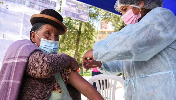 Una mujer recibe la vacuna contra la enfermedad del coronavirus (COVID-19), en La Paz, Bolivia. (Foto: REUTERS / Claudia Morales).