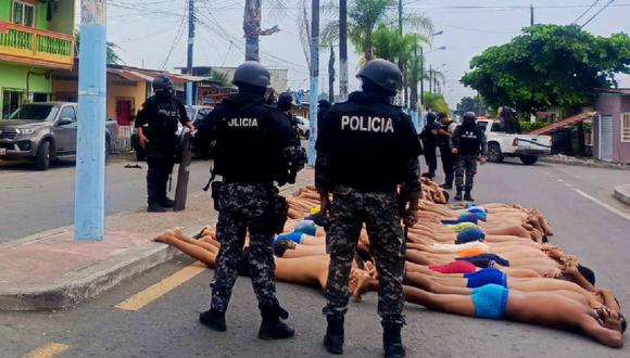 Agentes de la Policía de Ecuador detienen a decenas de personas acusadas de intentar tomar por asalto un hospital en Yaguachi, Guayas, el 21 de enero de 2024. (Foto de Twitter/X @PoliciaEcuador)