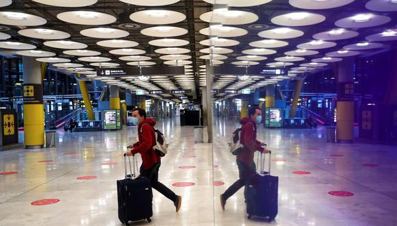 Un pasajero cruza una de las salas del Aeropuerto Adolfo Suárez Madrid-Barajas. (EFE/Emilio Naranjo).