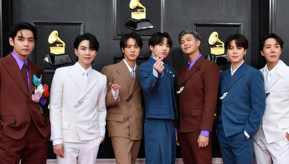 Los integrantes de la banda de K-Pop BTS en la alfombra roja del Grammy. De izquierda a derecha: V, Suga, Jin, Jungkook, RM, Jimin y J-Hope.  (Foto: ANGELA  WEISS / AFP)