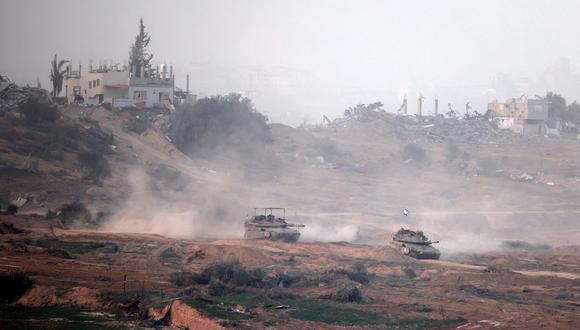 Tanques del ejército israelí rodando en el centro de la Franja de Gaza, en medio de las batallas en curso entre Israel y el grupo militante Hamas, el 9 de enero de 2024. (Foto de Menahem KAHANA / AFP)