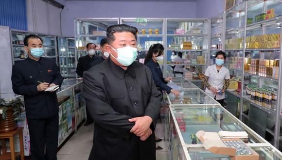 El líder norcoreano Kim Jong-un (centro) inspeccionando una farmacia en Pyongyang.