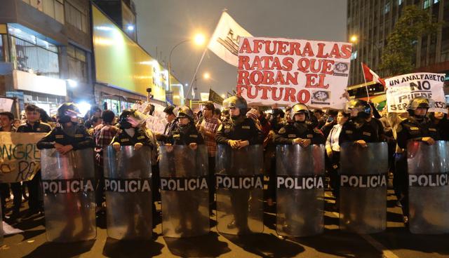 Varios enfrentamientos se registraron en el Centro de Lima durante la marcha contra el Congreso de la República. (Alessandro Currarino/El Comercio)