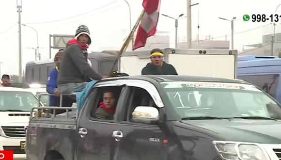 Manifestantes del Vraem llegan a Lima en caravana de camionetas. (Captura: América Noticias)