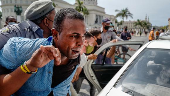 Un hombre es arrestado durante una manifestación contra el gobierno del presidente de Cuba, Miguel Díaz-Canel, en La Habana, el 11 de julio de 2021. (Foto de ADALBERTO ROQUE / AFP).