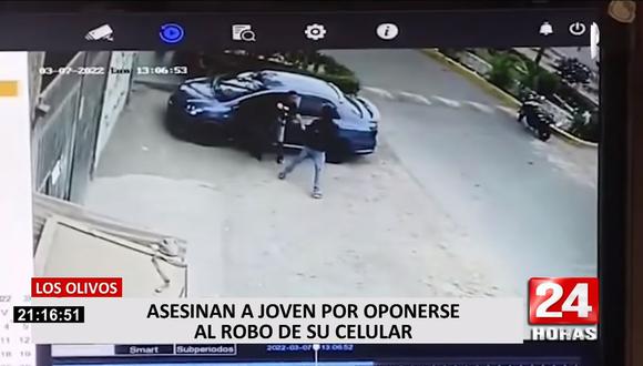 Miguel Ángel Julca Velásquez se disponía a subir a su vehículo, estacionado en el cruce de las avenida Los Alisos y Universitaria, cuando fue interceptado por el hampón armado. (Foto: captura de video)