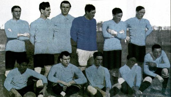 El ídolo de Central Español, Juan Delgado (primero de la izquierda en la parte de abajo), en una foto histórica con la selección uruguaya campeona de la Copa América de 1916. (Foto: Conmebol)