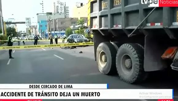 Motociclista murió arrollado tras impactar con camión en la Av. Arenales. (Foto: TV Perú)