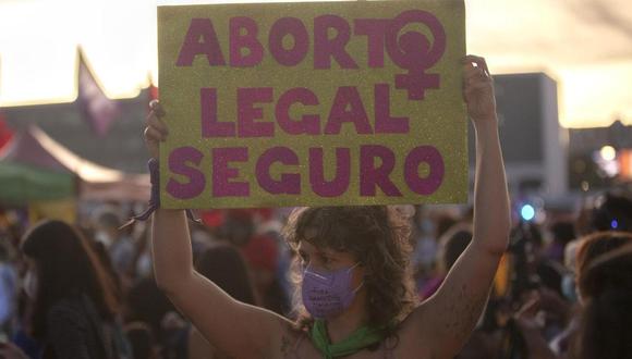 Una mujer sostiene un cartel a favor del aborto legal durante una movilización en Brasil. (Foto referencial de EFE)