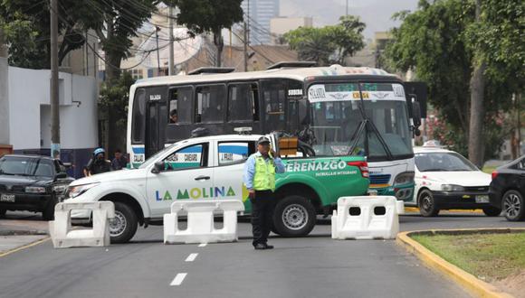 Esta mañana se registró caos vehicular en La Molina. La policía de transito desbloqueó las vías. (Rolly Reyna / GEC)