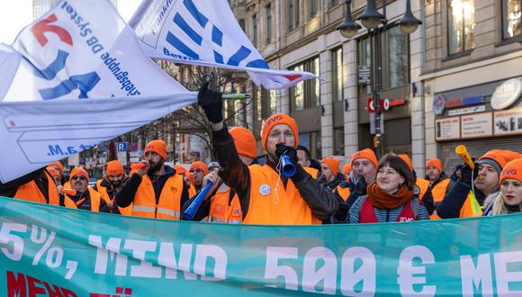 Los trabajadores de aeropuertos, puertos, ferrocarriles, autobuses y líneas de metro en gran parte de la principal economía de Europa atendieron un llamado de los sindicatos Verdi y EVG para la huelga de 24 horas. (Foto de ANDRE PAIN / AFP)