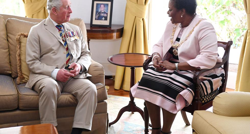 Imagen tomada el 19 de marzo del 2019. Se ve a la gobernadora de Barbados, Sandra Mason, junto al príncipe Carlos. REUTERS