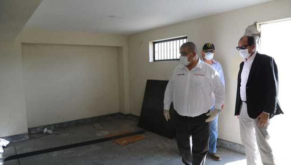 Fernando Castañeda detalló que el lugar cuenta con camas y colchones, y también con los dispositivos de seguridad requeridos. (Foto Ministerio de Justicia)