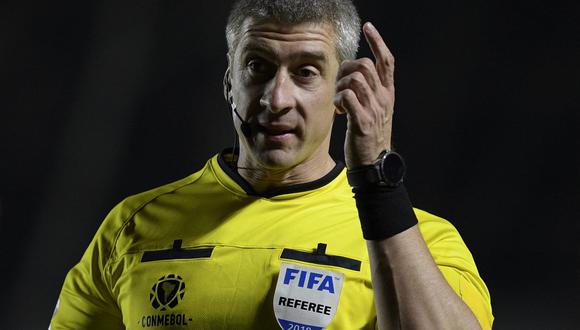 El brasileño Anderson Daronco ha sido objeto de críticas por el polémico final del Perú-Uruguay por Eliminatorias. (Foto: AFP).