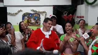 Aldo Corzo se disfrazó de Papá Noel en un evento por Navidad para los niños de un albergue | VIDEO