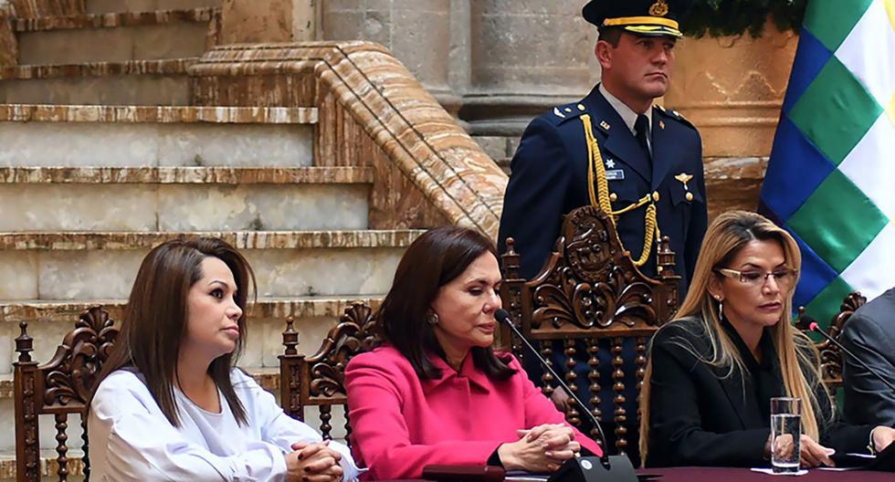 La titular de la carte de Comunicación, Roxana Lizárraga (al centro), señaló que Jeanine Áñez (derecha) ha perdido sus objetivos y está haciendo los mismos “males” de Evo Morales, por lo que decidió presentar su “renuncia irrevocable”. (AFP)
