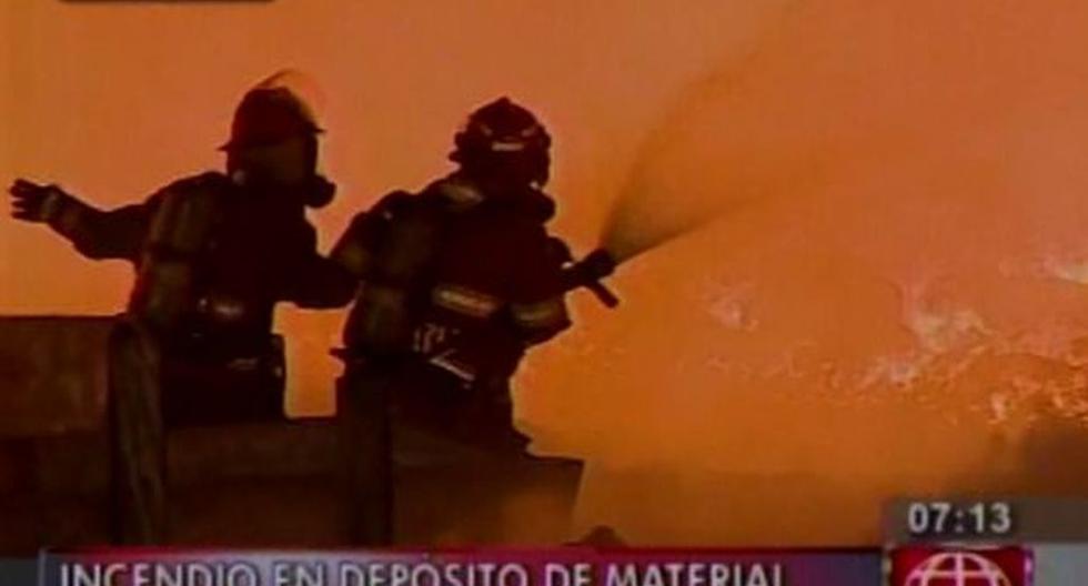 Lurín: incendio de gran proporción consumió un local de reciclaje. (Foto: América TV)