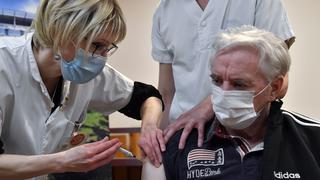 Francia es el “campeón mundial” de los países donde la gente rechaza la vacuna contra el coronavirus