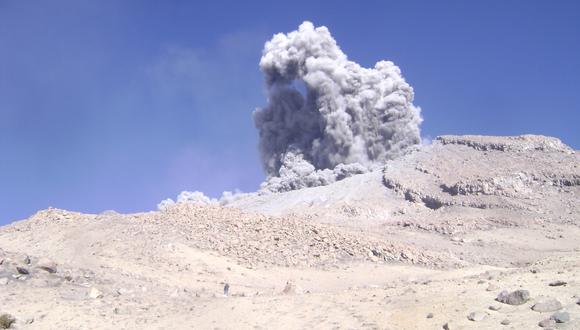 El IGP prevé la ocurrencia de explosiones con la expulsión de fragmentos de roca y cenizas. (Foto: GEC)
