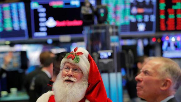 Foto de archivo. Un hombre disfrazado de Papá Noel visita el piso de la bolsa de valores de Nueva York, EEUU. 5 de diciembre de 2019. REUTERS/Lucas Jackson.