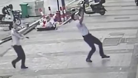 El estremecedor momento en el que un hombre de 31 años salva de una niña de dos de morir tras caer de un quinto piso en China.