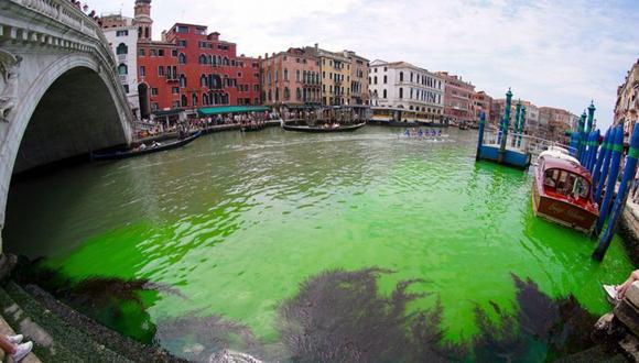 El puente Rialto es uno de los lugares más populares entre los turistas que visitan Venecia. (EPA).