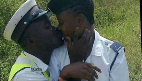 El polémico beso que dejó a tres policías sin trabajo