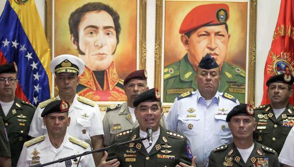 Vladimir Padrino (al centro), ministro de Defensa de Venezuela y comandante de la Fuerza Armada Nacional. (EFE).