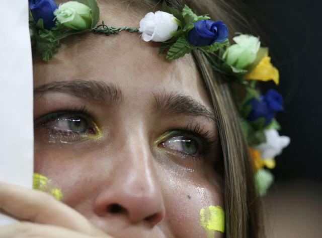 Los hinchas lloran la pobre campaña de Brasil en el Mundial - 1
