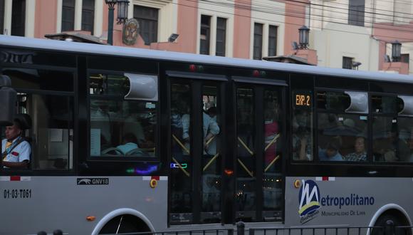 La demanda de pasajeros en verano genera aglomeración en los buses y el malestar por las altas temperaturas. No todas las unidades cuentan con deflectores de aire para reducir el calor. (Foto: Hugo Pérez)