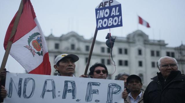Protestaron contra aporte obligatorio a las AFP y ONP [Fotos] - 1