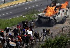 Venezuela: Opositores pierden el miedo y queman tanquetas militares [FOTOS Y VIDEO]