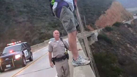 Dicha persona no dudó ni un segundo en tirarse del puente ante la llegada de la policía al lugar. | Foto: YouTube