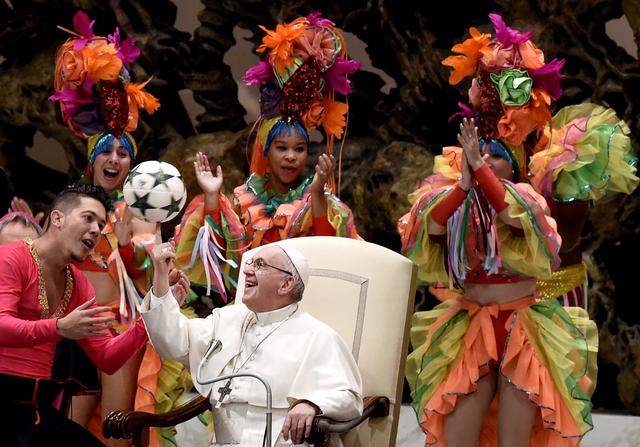 Papa Francisco hizo malabarismo con pelota en el Vaticano. Foto: AFP