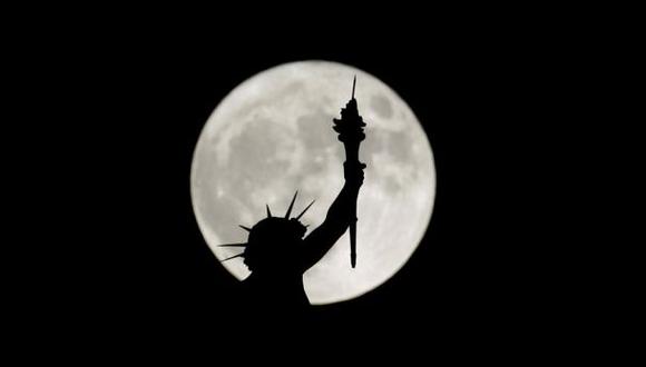 Estados Unidos vuelve a posar sus ojos sobre la Luna, así lo confirmarn ex trabajadores de la NASA. (Foto: Reuters)