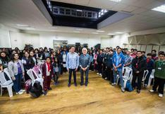 Nito Mestre conoció a los niños de Sinfonía por el Perú