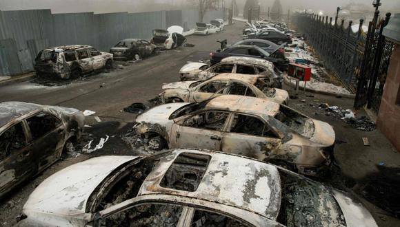 Un automóvil quemado en un área de estacionamiento en el centro de Almaty luego de la violencia que estalló luego de las protestas por los aumentos en los precios del combustible. (Foto: Alexander BOGDANOV / AFP)