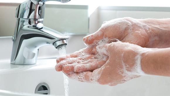 El lavado de manos es considerado una medida de higiene estándar para prevenir diferentes tipos de virus, como el COVID-19. . (Shutterstock)