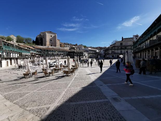 The beautiful and wide main square of Chinchón, which was used as a bullring in the movie "Around the World in 80 Days", with Cantinflas.  (Photo: Juan Carlos Fangacio)