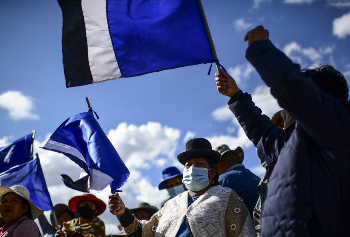 Simpatizantes del partido Movimiento por el Socialismo (MAS) celebran la victoria de Luis Arce en Senkata, un barrio de El Alto, Bolivia. (Ronaldo SCHEMIDT / AFP).