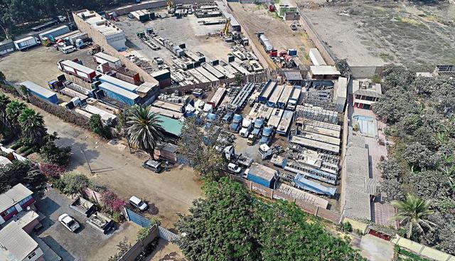 La nueva cochera de Levisa se encuentra en la urbanización El Descanso, en Ate. Allí están los camiones que la empresa busca esconder con logos de otras compañías.