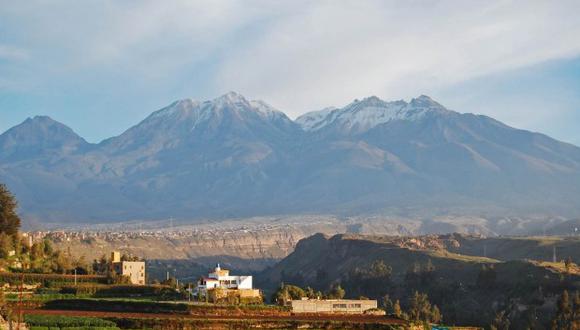 Especialistas del Sernamp Arequipa llegaron ayer hasta la zona alta del volcán para mitigar el incendio. Las autoridades ambientales apagaron el fuego en la parte baja del Chachani (Foto: referencial)