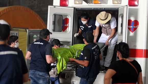 Fotografía tomada el 13 de julio de 2020 muestra la asistencia a un enfermo de coronavirus por el grupo de voluntario en Santa Cruz (Bolivia). (Foto: EFE/Juan Carlos Torrejón).