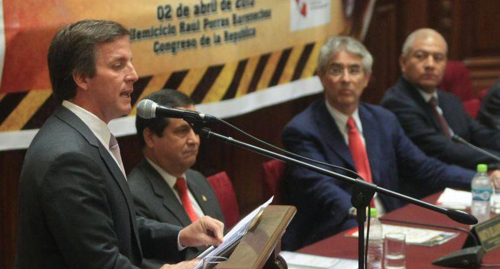 El alcalde Francis Allison explic&oacute; la iniciativa para capturar a los asesinos. (Foto: Andina)