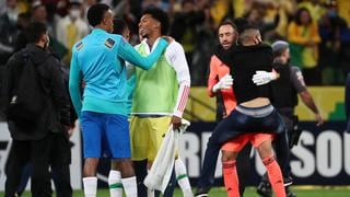 Hincha se metió al campo para abrazar a David Ospina tras la derrota de Colombia ante Brasil