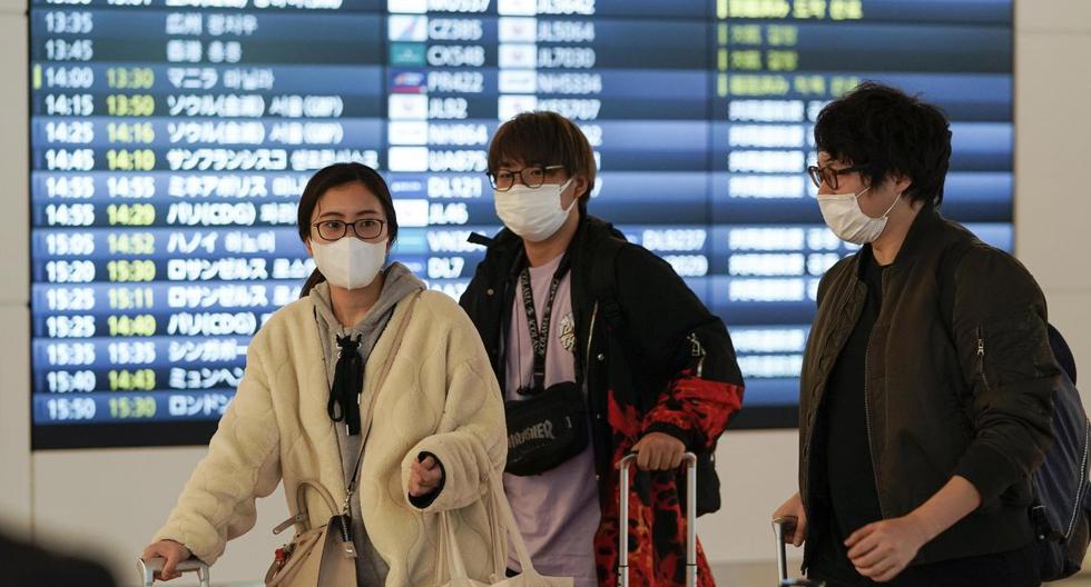 Pasajeros con máscaras son vistos en el Aeropuerto Internacional de Tokio en Japón. (EFE)..